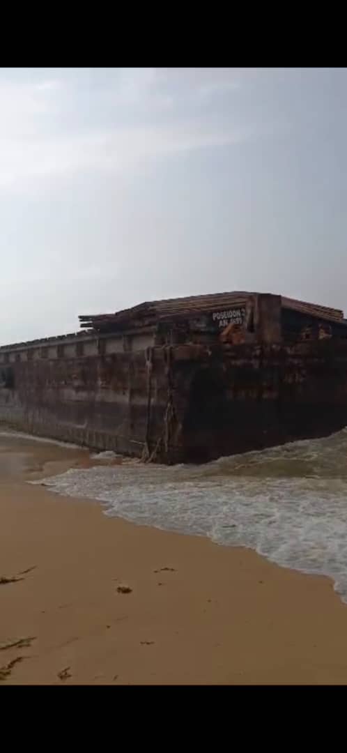 Communiqué de Presse/ Une barge dénommée Posséidon 2 échoue à la plage du village d'Adessé dans le département de Jacqueville Communiqué de Presse/ Une barge dénommée Posséidon 2 échoue à la plage du village d'Adessé dans le département de Jacqueville