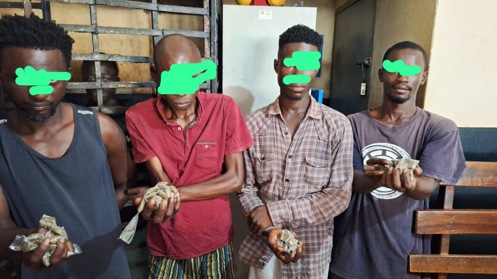 Duekoué/ 4 dealers pris en possession d'une importante quantité de drogue. Duekoué/ 4 dealers pris en possession d'une importante quantité de drogue.