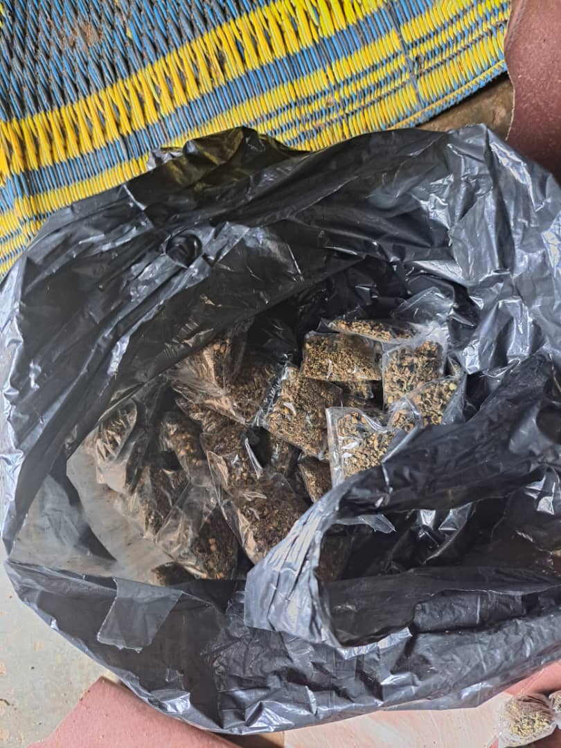 Duekoué/ 4 dealers pris en possession d'une importante quantité de drogue. Duekoué/ 4 dealers pris en possession d'une importante quantité de drogue.