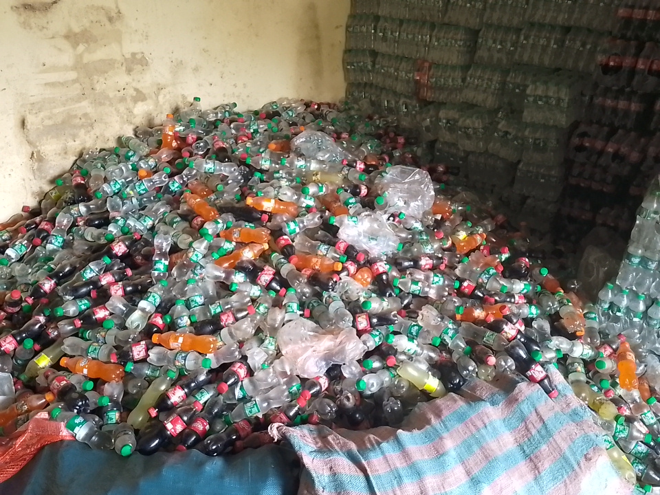 Bouaké/ Lutte contre la contrebande et les produits prohibés/ Le directeur régional du commerce désarme les commerçants véreux. Bouaké/ Lutte contre la contrebande et les produits prohibés/ Le directeur régional du commerce désarme les commerçants véreux.