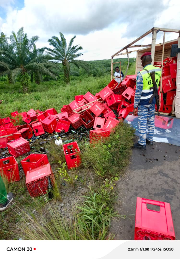En partance pour Grand-Lahou/ Un camion bourré de casiers de boissons se renverse... et fait l'affaire des villageois En partance pour Grand-Lahou/ Un camion bourré de casiers de boissons se renverse... et fait l'affaire des villageois