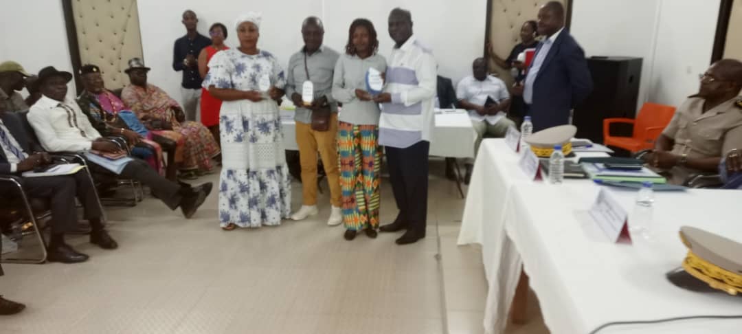 Dabou/ 2 ème édition du prix d'excellence/ 15 meilleurs élèves distingués. Ce que le ministre Essis Emmanuel réserve aux enseignants. Dabou/ 2 ème édition du prix d'excellence/ 15 meilleurs élèves distingués. Ce que le ministre Essis Emmanuel réserve aux enseignants.