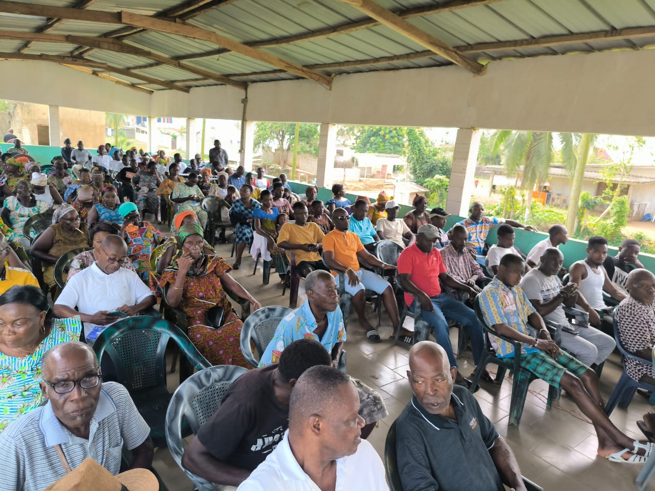 Chefferie d'Ahoutoué (Alépé) / Le chef explique les enjeux de la sécurité et de la cohésion aux populations Chefferie d'Ahoutoué (Alépé) / Le chef explique les enjeux de la sécurité et de la cohésion aux populations