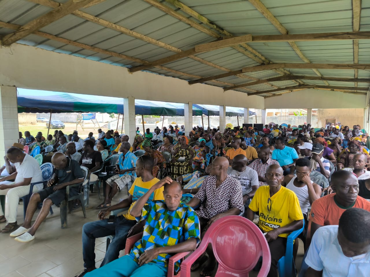 Chefferie d'Ahoutoué (Alépé) / Le chef explique les enjeux de la sécurité et de la cohésion aux populations Chefferie d'Ahoutoué (Alépé) / Le chef explique les enjeux de la sécurité et de la cohésion aux populations