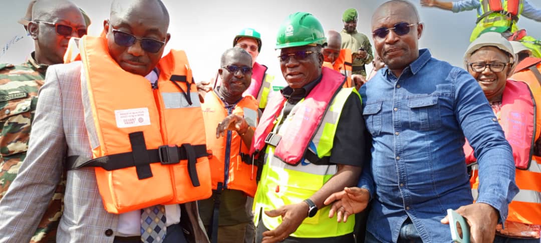 Le ministre Assahoré se faisant expliquer le système de dragage de l'embouchure Le ministre Assahoré se faisant expliquer le système de dragage de l'embouchure