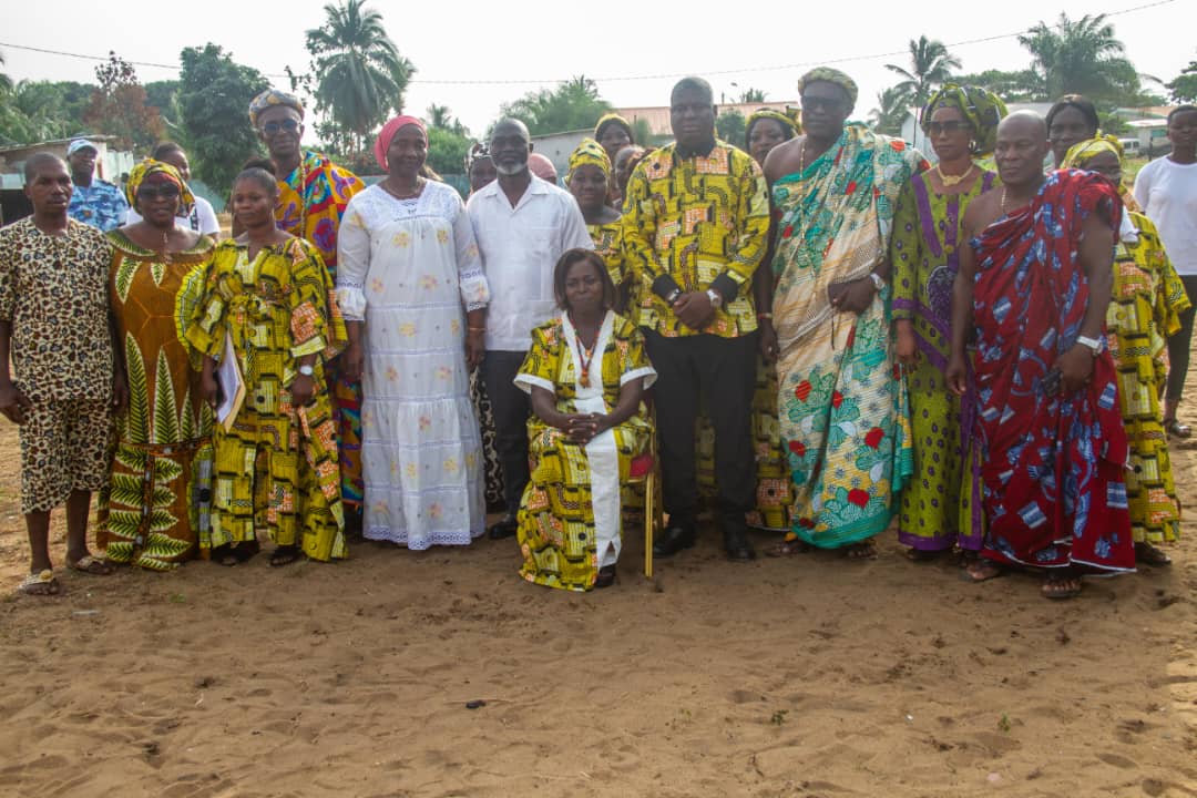 Assini-Mafia/ Le journaliste Joël Nianzou enseigne son engagement pour le développement local et communautaire aux femmes d'Essankro. Assini-Mafia/ Le journaliste Joël Nianzou enseigne son engagement pour le développement local et communautaire aux femmes d'Essankro.