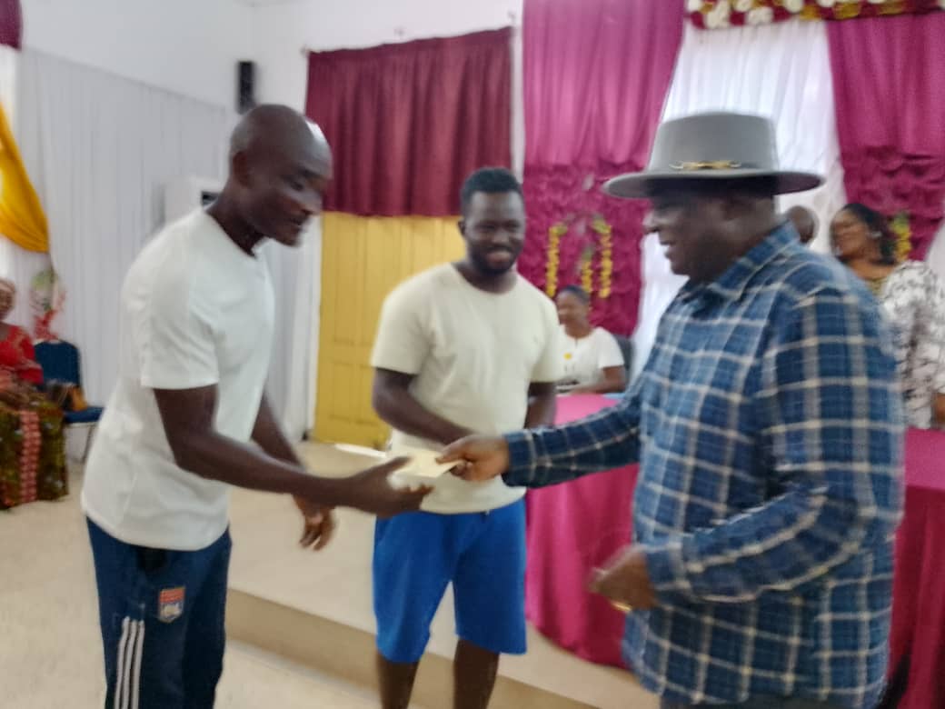 Dabou/ Le maire offre des dotations aux centres de formation et associations sportives  Dabou/ Le maire offre des dotations aux centres de formation et associations sportives