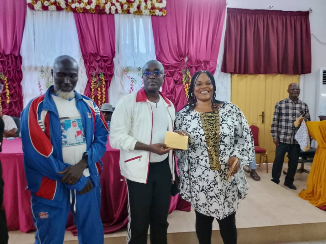 Dabou/ Le maire offre des dotations aux centres de formation et associations sportives  Dabou/ Le maire offre des dotations aux centres de formation et associations sportives