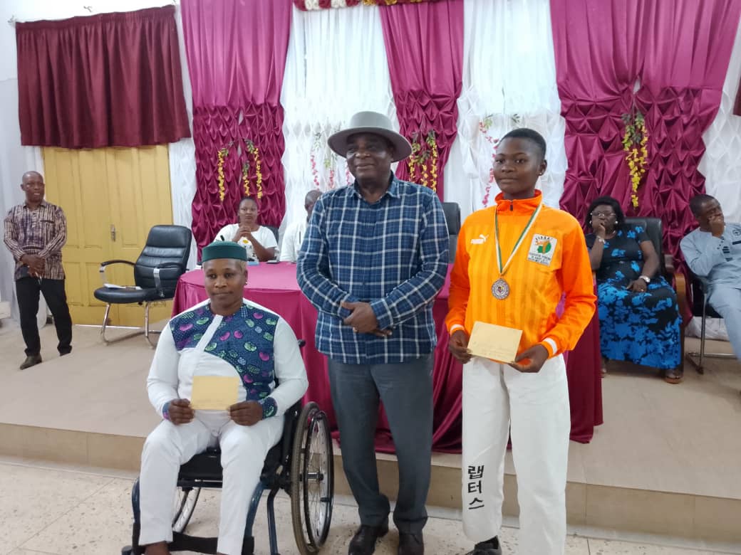 Dabou/ Le maire offre des dotations aux centres de formation et associations sportives  Dabou/ Le maire offre des dotations aux centres de formation et associations sportives