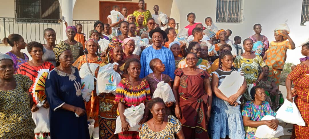 Dabou/ Le ministre gouverneur du District des Lagunes offre 3500 kits aux veuves et handicapées. Dabou/ Le ministre gouverneur du District des Lagunes offre 3500 kits aux veuves et handicapées.