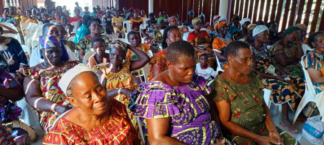 Dabou/ Le ministre gouverneur du District des Lagunes offre 3500 kits aux veuves et handicapées. Dabou/ Le ministre gouverneur du District des Lagunes offre 3500 kits aux veuves et handicapées.