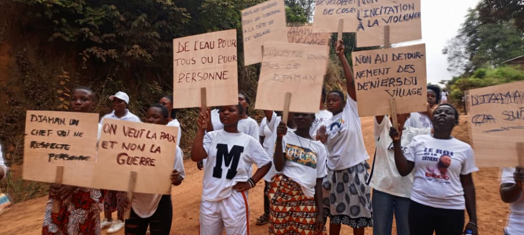 Le village de Cosrou en feu Le village de Cosrou en feu