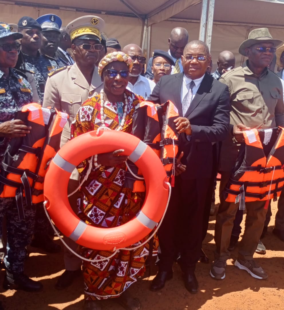 Le ministre Serey Doh remettant du matériel de sauvetage à la notabilité de Tiaha Le ministre Serey Doh remettant du matériel de sauvetage à la notabilité de Tiaha