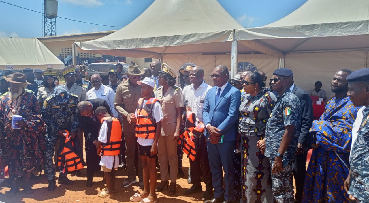 Dabou/ Tragédie de Tiaha/ Le ministre Serey Doh remet un important lot de matériels de sauvetage aux populations