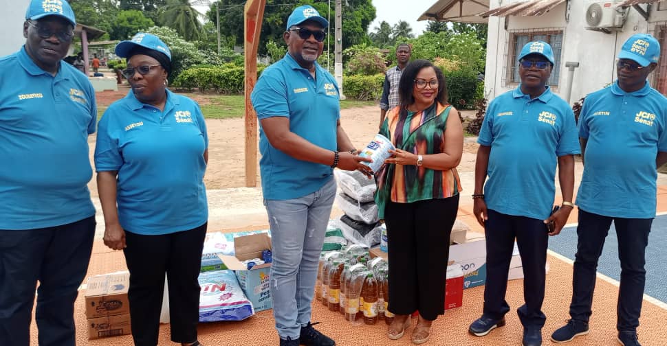 Mme Ouattara Korotoumou, la directrice de la pouponnière, recevant les dons des sénateurs Jci Mme Ouattara Korotoumou, la directrice de la pouponnière, recevant les dons des sénateurs Jci