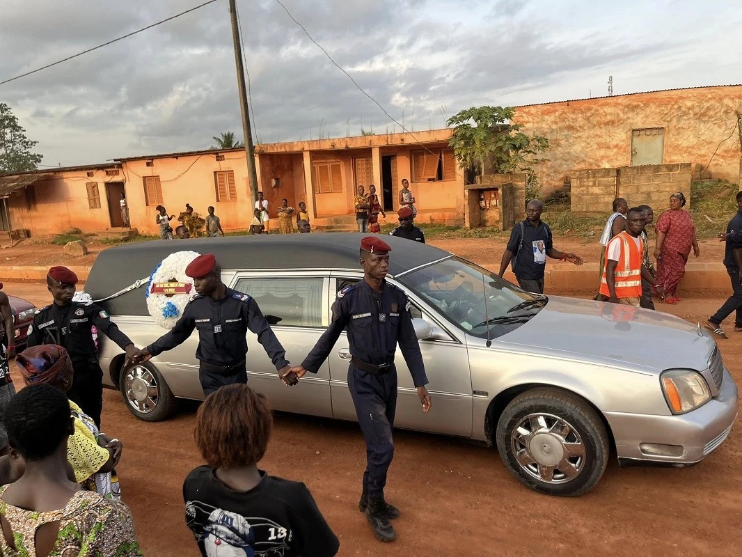 L'inhumation de "Tigre" à Bécédi-Brignan a été très agitée. L'inhumation de "Tigre" à Bécédi-Brignan a été très agitée.