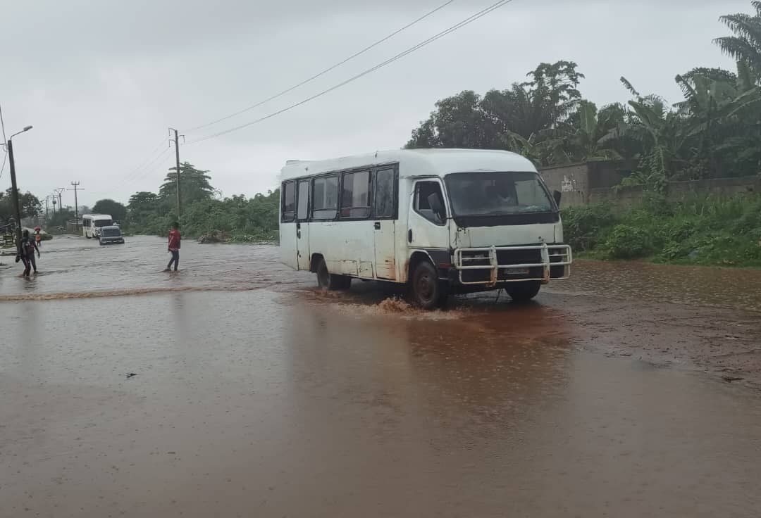 Pluies diluviennes/ Plusieurs habitations sous les eaux, des voies coupées et des véhicules piégés à Dabou. Pluies diluviennes/ Plusieurs habitations sous les eaux, des voies coupées et des véhicules piégés à Dabou.