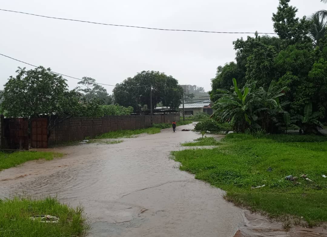 Pluies diluviennes/ Plusieurs habitations sous les eaux, des voies coupées et des véhicules piégés à Dabou.