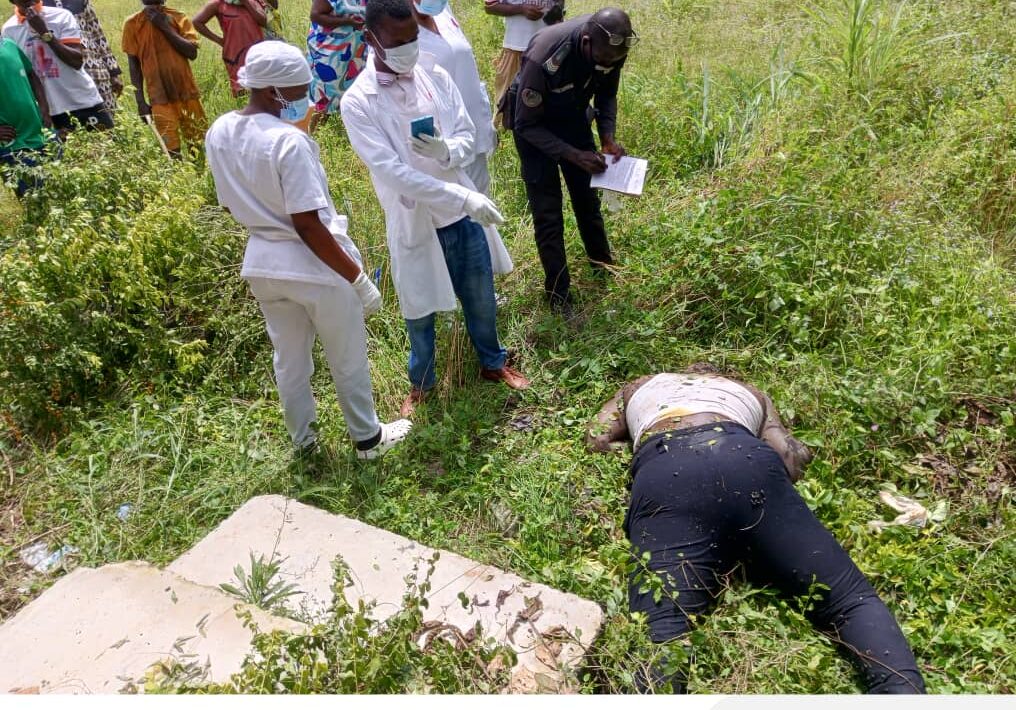 Man/ Découverte macabre/ Mort étrange d'un fondateur dans son établissement. Man/ Découverte macabre/ Mort étrange d'un fondateur dans son établissement.
