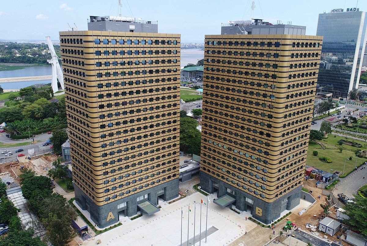 Sinistre au Plateau/ La Tour E en flamme/ Plusieurs véhicules partent en fumée Sinistre au Plateau/ La Tour E en flamme/ Plusieurs véhicules partent en fumée