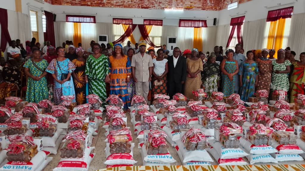 Dabou/Programme de "Popote familiale"/ 50 familles reçoivent des vivres et non vivres. Dabou/Programme de "Popote familiale"/ 50 familles reçoivent des vivres et non vivres.