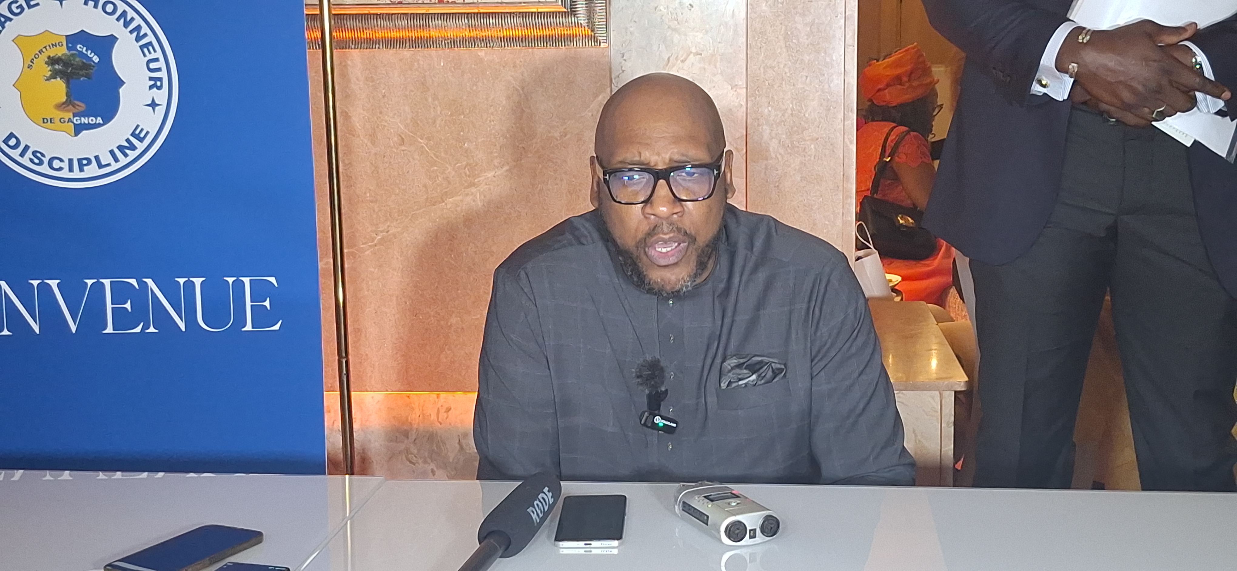 M. Tommy Nykoss Tayoro face à la presse Ivoirienne de France M. Tommy Nykoss Tayoro face à la presse Ivoirienne de France