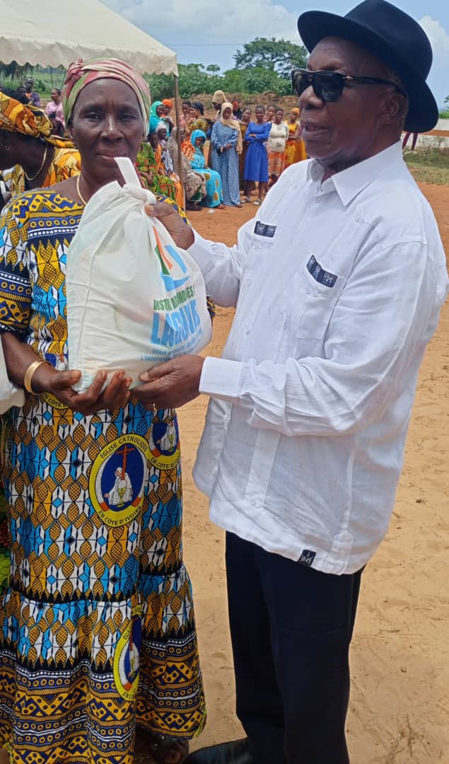 Dabou/ Célébration des 65 ans de l'indépendance/ Le ministre gouverneur offre 950 kits alimentaires aux femmes.