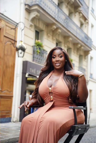 Actu People/ Maa Bio dit bye-bye à Abidjan : cap sur la France pour la "mère du vécu"