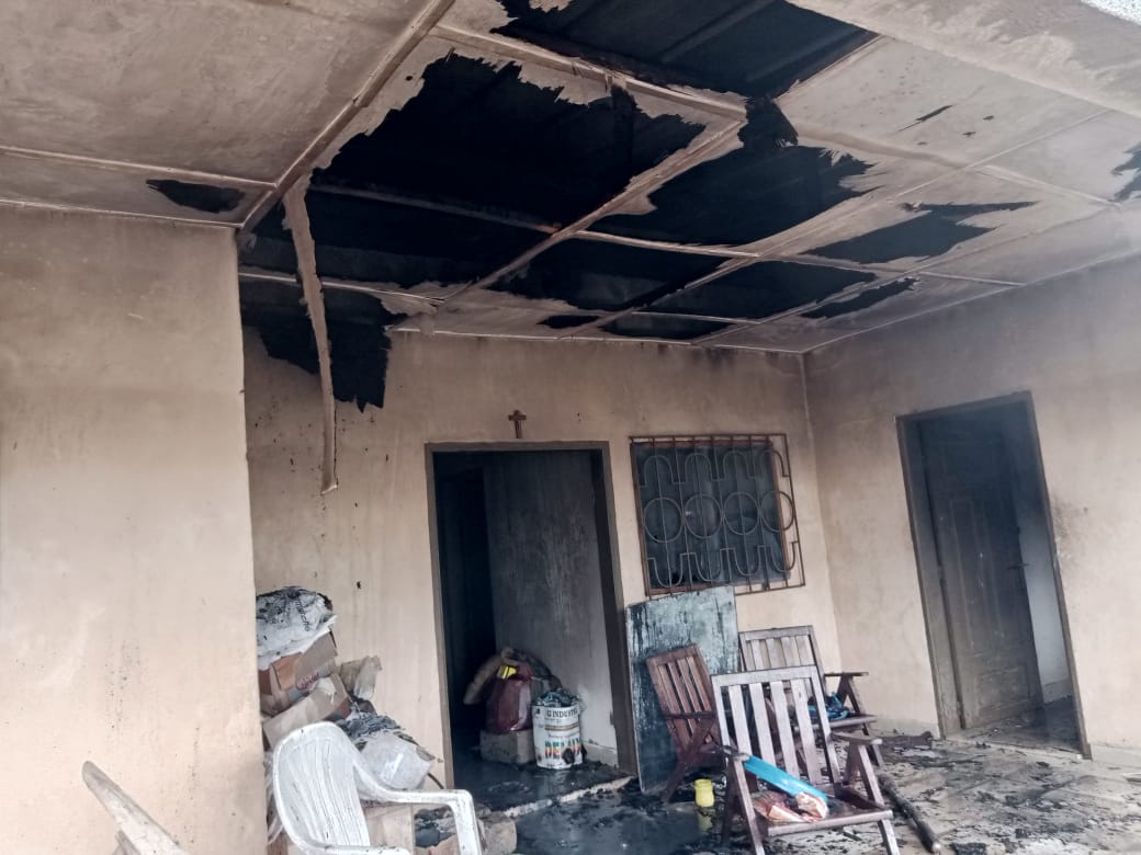 Grand Lahou/ La résidence en feu, un ancien collaborateur d'Usher Assouan miraculeusement extrait des flammes. Grand Lahou/ La résidence en feu, un ancien collaborateur d'Usher Assouan miraculeusement extrait des flammes.