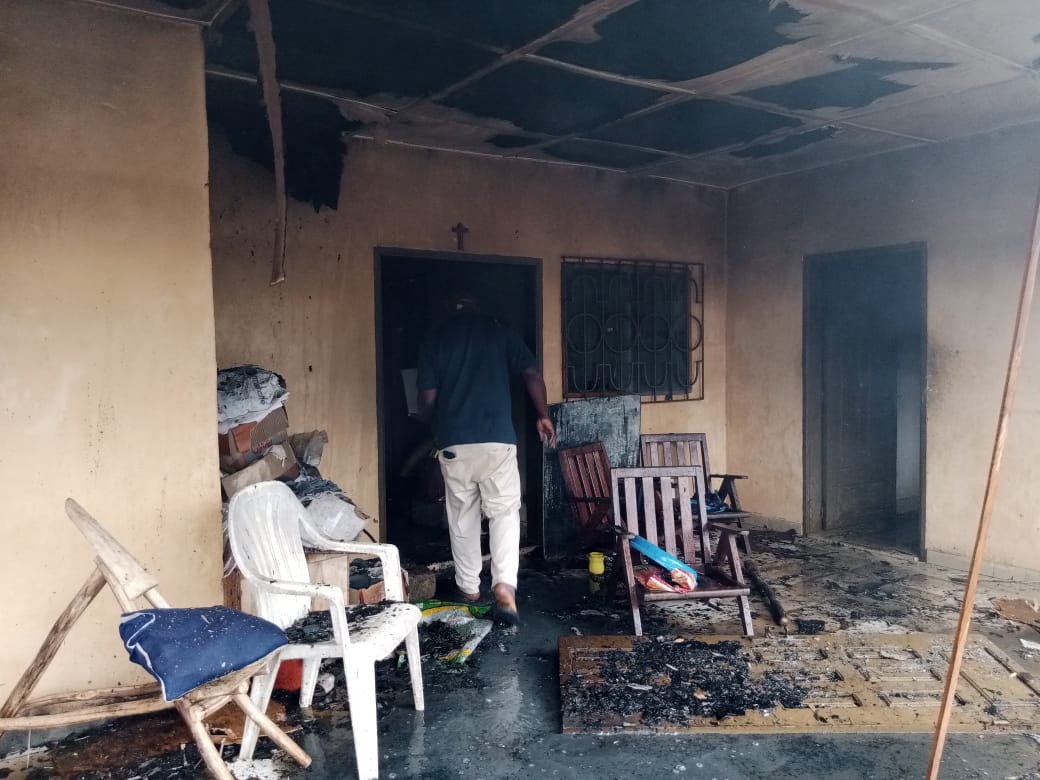 Grand Lahou/ La résidence en feu, un ancien collaborateur d'Usher Assouan miraculeusement extrait des flammes. Grand Lahou/ La résidence en feu, un ancien collaborateur d'Usher Assouan miraculeusement extrait des flammes.