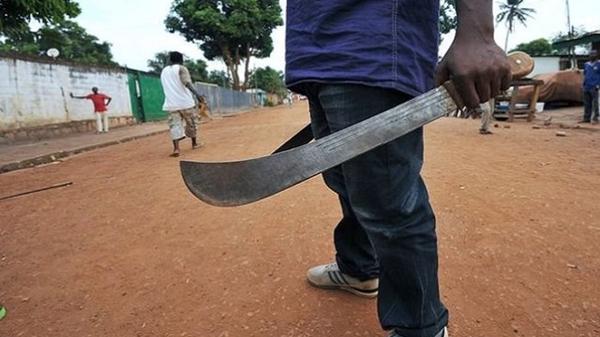 Akoupé/ Combat à mort entre un paysan et un fou.