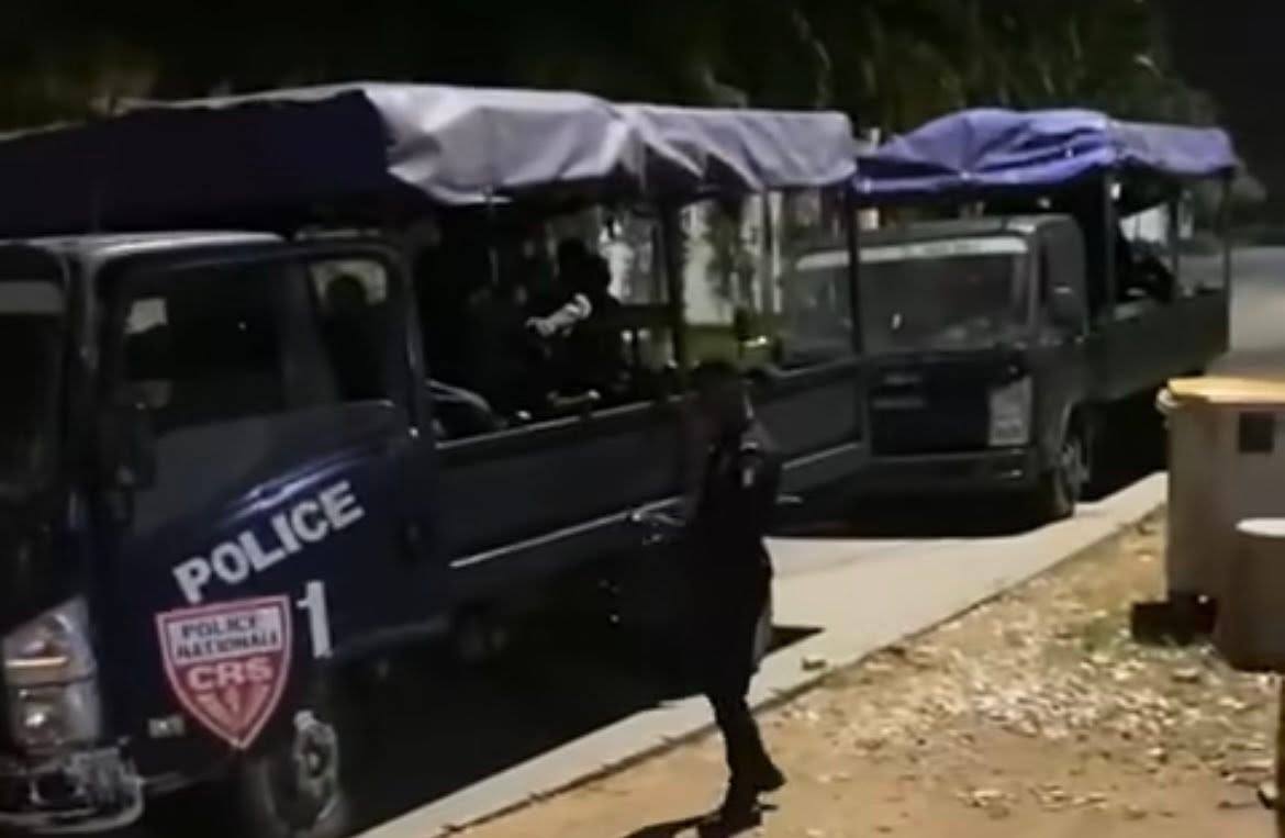 Position des cargos de police devant le domicile de l'ancien premier ministre et député