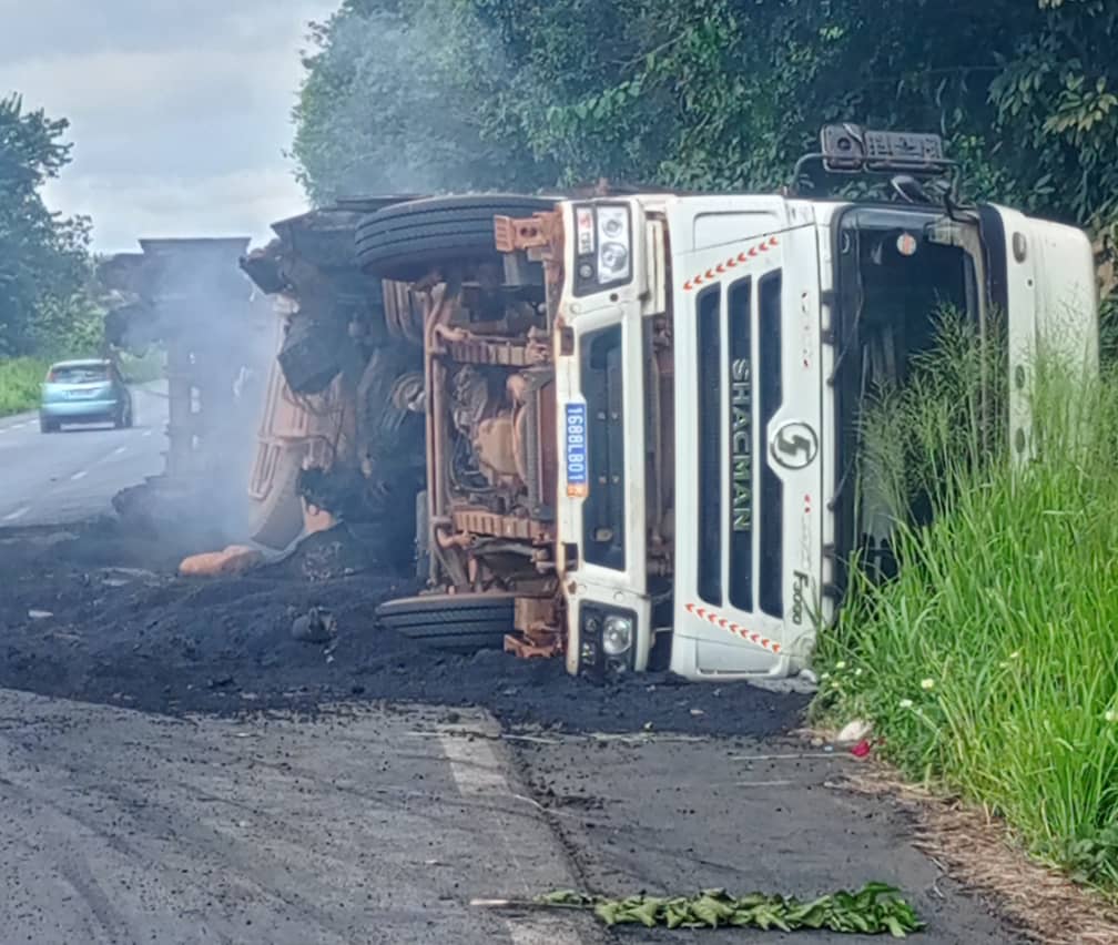 Dabou/  Plusieurs camions saccagés ou incendiés sur l'axe Dabou-San-Pedro par des individus non identifiés Dabou/  Plusieurs camions saccagés ou incendiés sur l'axe Dabou-San-Pedro par des individus non identifiés