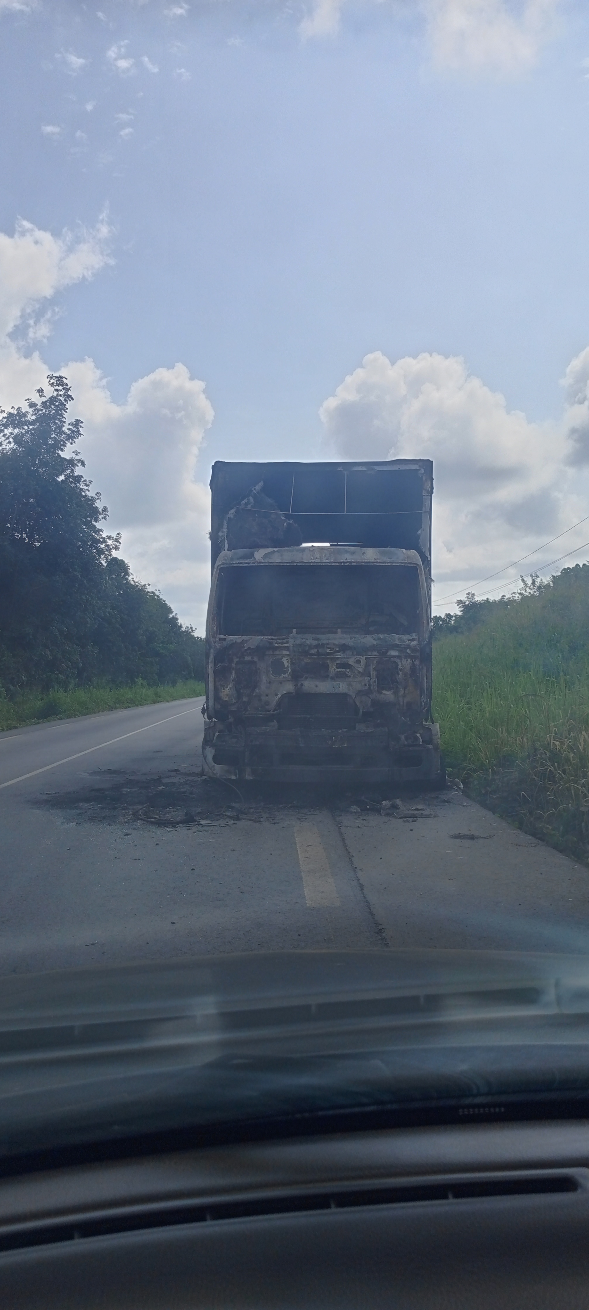 Dabou/  Plusieurs camions saccagés ou incendiés sur l'axe Dabou-San-Pedro par des individus non identifiés Dabou/  Plusieurs camions saccagés ou incendiés sur l'axe Dabou-San-Pedro par des individus non identifiés