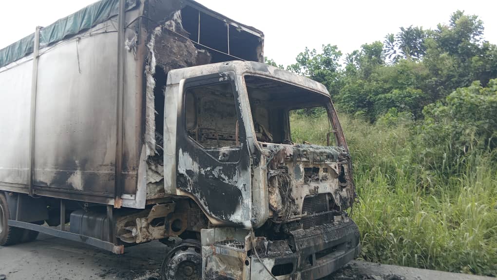 Dabou/  Plusieurs camions saccagés ou incendiés sur l'axe Dabou-San-Pedro par des individus non identifiés Dabou/  Plusieurs camions saccagés ou incendiés sur l'axe Dabou-San-Pedro par des individus non identifiés