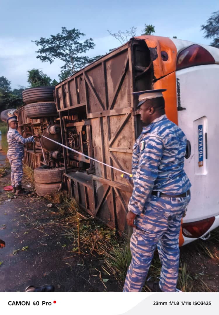 Bangolo/ Accident de la circulation/Un car fait une sortie de route et déverse ses passagers dans le ravin/ Plusieurs blessés graves.
