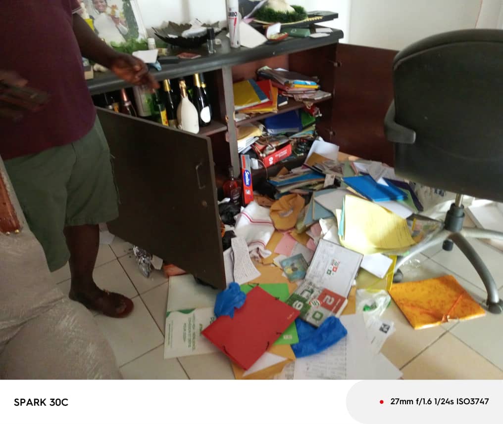 Un des placards éventré, des documents emportés