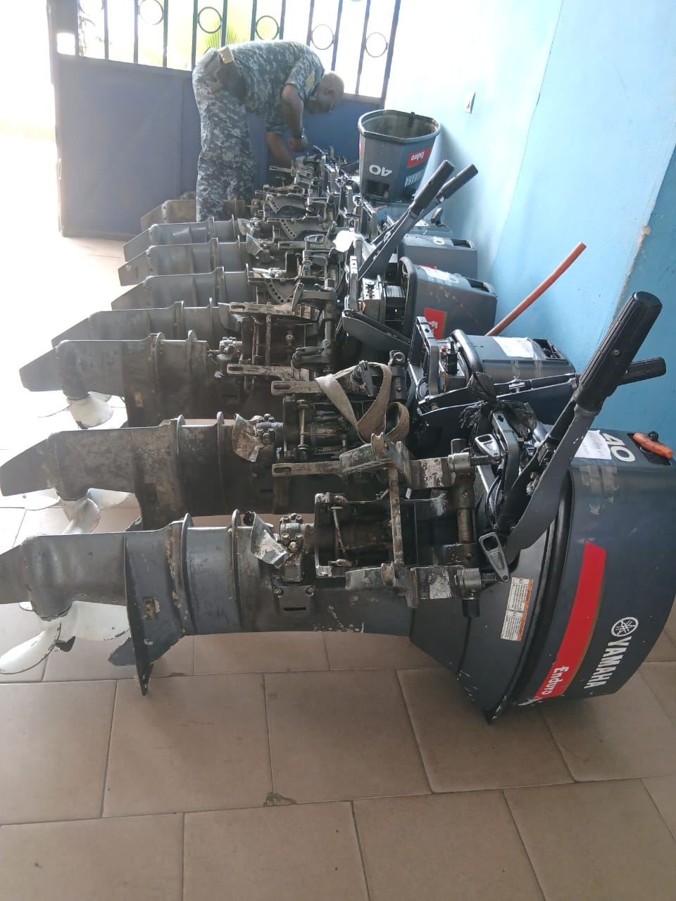 Une des moteurs des pinasses enlevés lors de l'opération