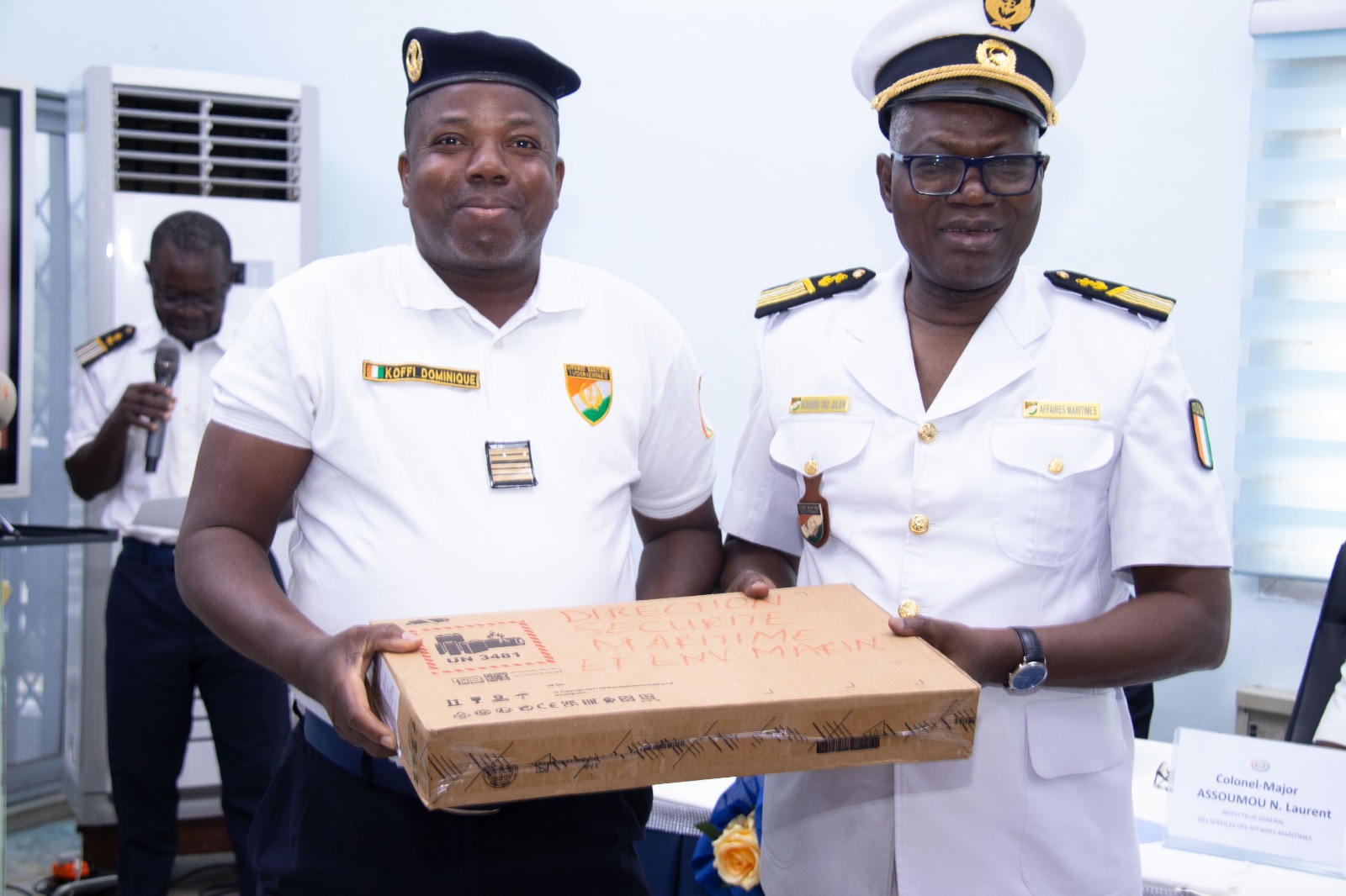 Le Dg de la Dgam, le colonel-major Kouassi Yao Julien( à droite) remettant du matériel à un bénéficiaire