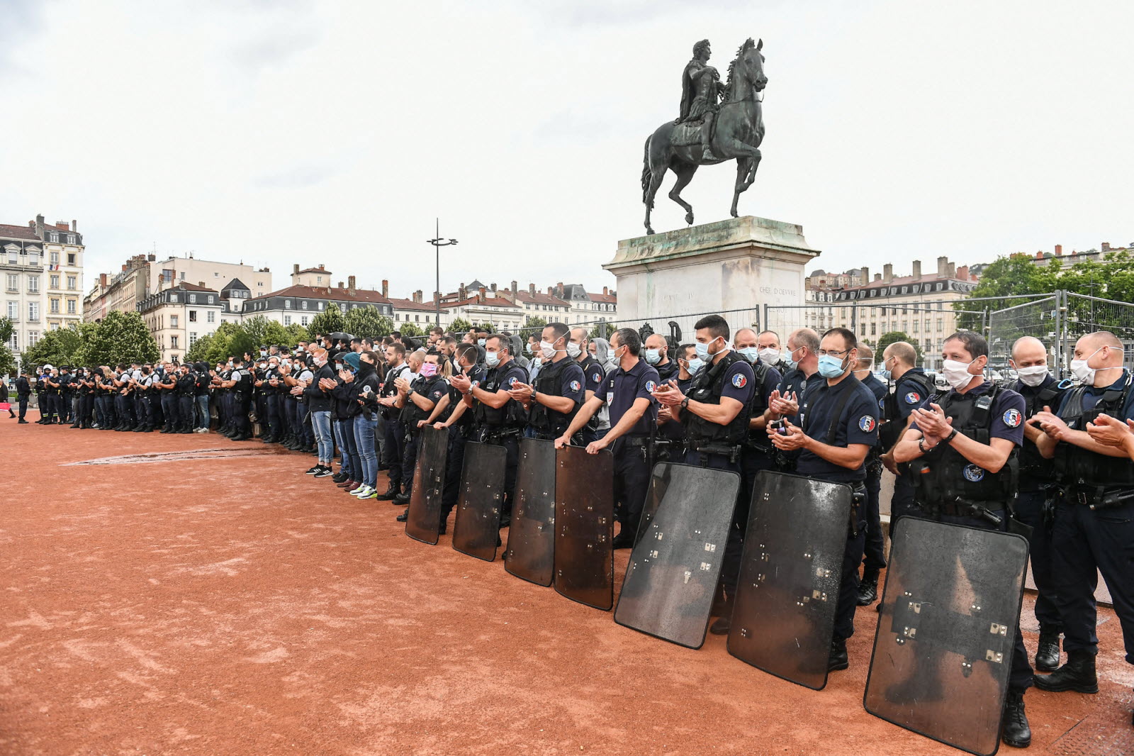 À Lyon, les forces de l’ordre ont renforcé leur présence après l’interpellation de onze suspects dans l’enquête sur la mort de Quentin Deranque.