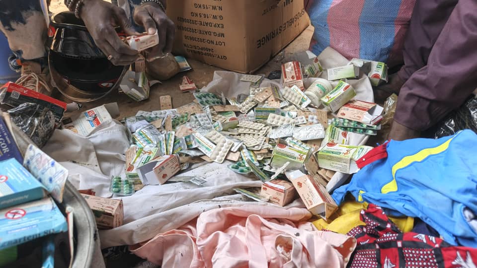 Duékoué/ Un vaste réseau de distribution de drogues et de produits prohibés démantelé/ Une femme, cerveau de la bande et deux complices mis aux arrêtss Duékoué/ Un vaste réseau de distribution de drogues et de produits prohibés démantelé/ Une femme, cerveau de la bande et deux complices mis aux arrêtss