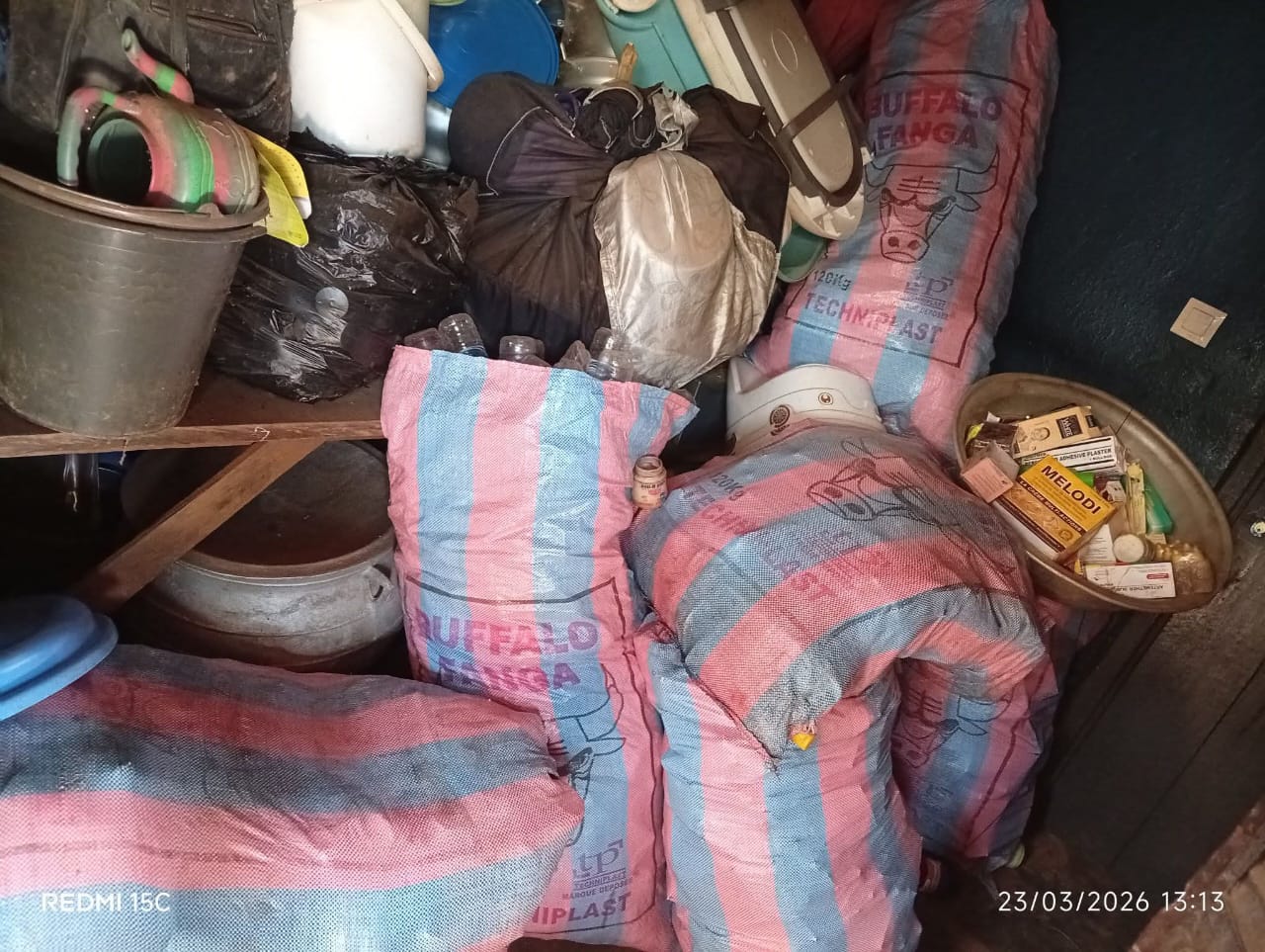 Duékoué/ Un vaste réseau de distribution de drogues et de produits prohibés démantelé/ Une femme, cerveau de la bande et deux complices mis aux arrêtss Duékoué/ Un vaste réseau de distribution de drogues et de produits prohibés démantelé/ Une femme, cerveau de la bande et deux complices mis aux arrêtss