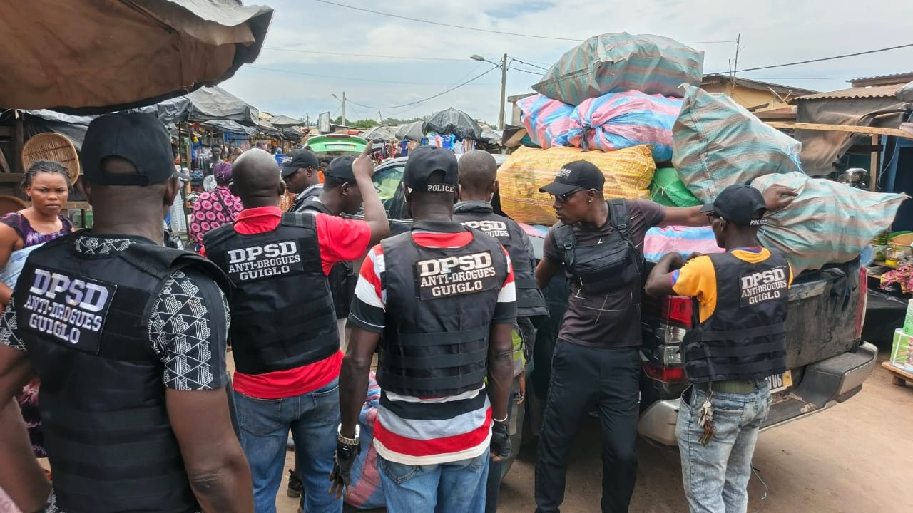 Duekoué/ Trafic/ 8 tonnes de faux médicaments saisis au grand marché/Les propriétaires prennent la fuite. Duekoué/ Trafic/ 8 tonnes de faux médicaments saisis au grand marché/Les propriétaires prennent la fuite.