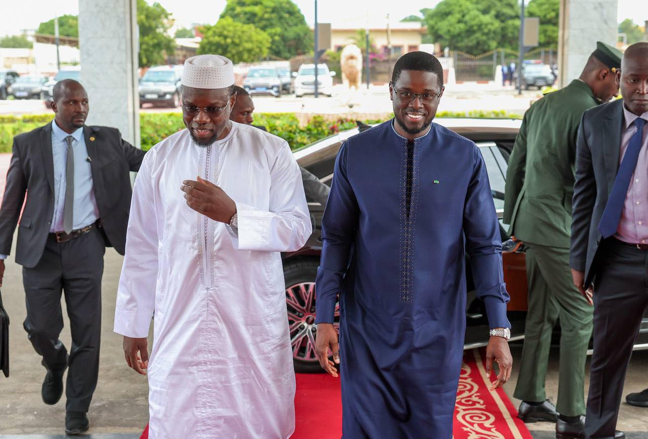 © AFP Par AFP Sénégal: le président Faye limoge le Premier ministre Ousmane Sonko Le président sénégalais, Bassirou Diomaye Faye, "a mis fin aux fonctions" de son Premier ministre et ancien mentor Ousmane Sonko et à celles de son gouvernement vendredi soir par décret, après des mois de tensions entre les deux hommes.