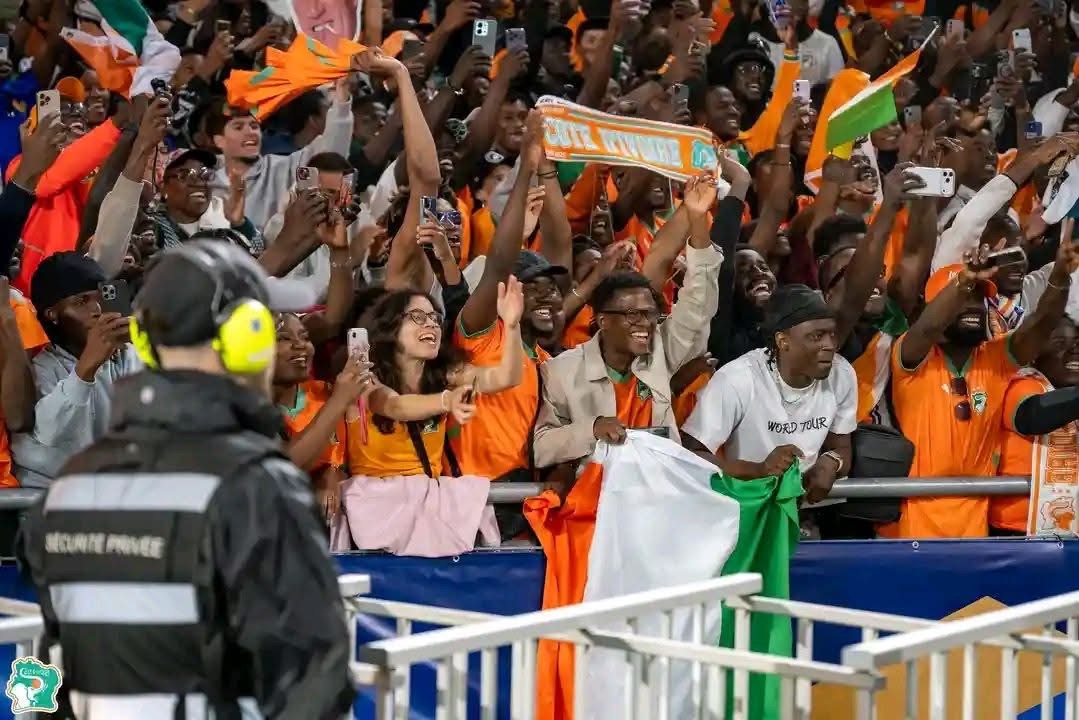 © Fédération Ivoirienne de Football. Les supporters ivoiriens en fusion dans les tribunes du stade de la Beaujoire de Nantes, lors de la victoire historique des Éléphants face à l’équipe de France (2-1), le jeudi 4 juin 2026.