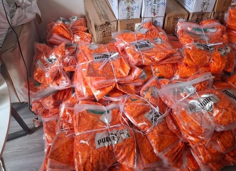 4 817 faux maillots des Éléphants saisis à Adjamé : à la veille du Mondial, la guerre contre la contrefaçon bat son plein