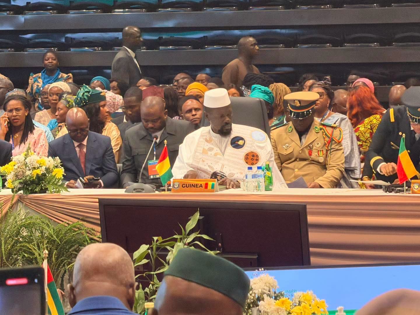 À Freetown, le président guinéen Mamadi Doumbouya plaide pour la fin des sanctions systématiques de la CEDEAO