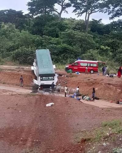 Autoroute du Nord : une ambulance sort de la route près de Taabo, deux morts et cinq blessés graves