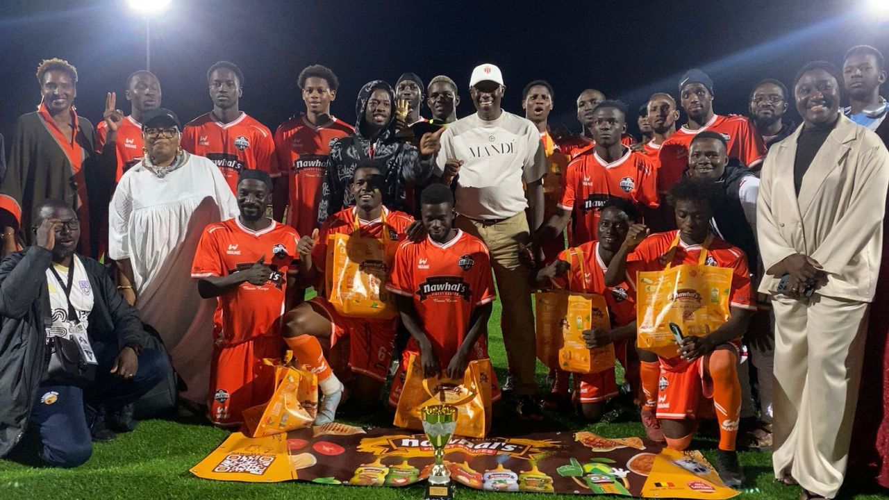 Le FC Possible, vainqueur de l'édition 2026 du Tournoi Salif Keïta, pose avec le trophée entouré des organisateurs et des membres de la famille Keïta. © abidjan4all