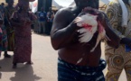Cérémonie de clôture du festival Lodjoukrou/Un sorcier  dévore un poulet vivant sur scène.